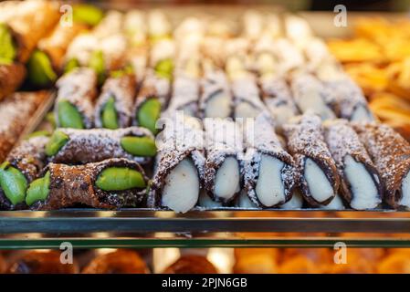 Traditionelles, mit Creme gefülltes italienisches Cannoli-Gebäck. Stockfoto