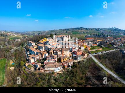 Costiglione d'Asti, Italien - 12. März 2023: Blick auf das malerische Dorf Costigliole d'Asti in der italienischen Weinregion Piemont Stockfoto