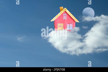 Der Traum von Hausbesitz, Modellhaus auf Wolke, blauer Himmel und Mond, Konzept, kostenloser Kopierraum Stockfoto