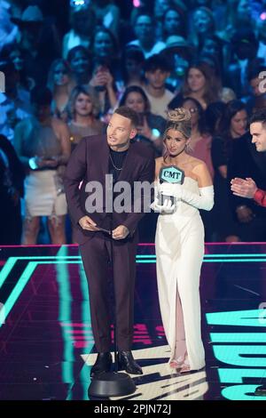 Die Preisträger KANE BROWN (l) und Frau KAITLYN BROWN auf der Bühne der Country Music Television (CMT) Music Awards 2023, die am 2. April 2023 im Moody Center zum ersten Mal in Austin, Texas, stattfanden, bevor die Menge ausverkauft war. Kredit: Bob Daemmrich/Alamy Live News Stockfoto