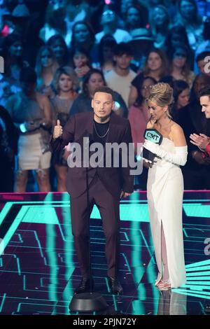 Die Preisträger KANE BROWN (l) und Frau KAITLYN BROWN auf der Bühne der Country Music Television (CMT) Music Awards 2023, die am 2. April 2023 im Moody Center zum ersten Mal in Austin, Texas, stattfanden, bevor die Menge ausverkauft war. Kredit: Bob Daemmrich/Alamy Live News Stockfoto