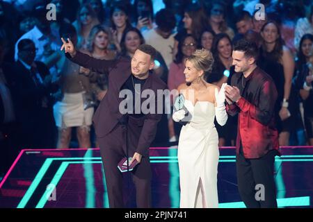 Die Preisträger KANE BROWN (l) und seine Frau KAITLYN BROWN auf der Bühne der Country Music Awards 2023 (CMT), die am 2. April 2023 erstmals im Moody Center in Austin, Texas, stattfanden, bevor die Menge ausverkauft war. Kredit: Bob Daemmrich/Alamy Live News Stockfoto