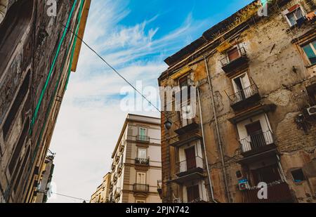 Typische Straße mit Häusern in Italien. Stockfoto