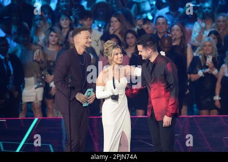 Die Preisträger KANE BROWN (l) und Frau KAITLYN BROWN auf der Bühne der Country Music Television (CMT) Music Awards 2023, die am 2. April 2023 im Moody Center zum ersten Mal in Austin, Texas, stattfanden, bevor die Menge ausverkauft war. Kredit: Bob Daemmrich/Alamy Live News Stockfoto