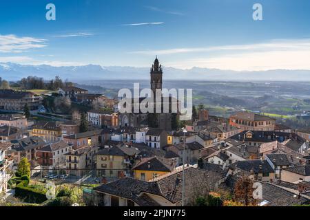 Montforte d'Alba, Italien: 10. März 2023: Dächer und Kirche im italienischen Piemont-Dorf Montforte d'Alba Stockfoto