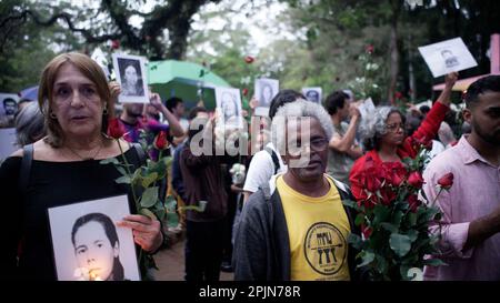 Verwandte und soziale Aktivisten halten am 2. April 2023 in Sao Paulo, Brasilien, einen stummen marsch zum Gedenken an die Opfer der staatlichen Gewalt während der brasilianischen Diktatur 1964. Kredit: Cris Faga/Alamy Live News Stockfoto