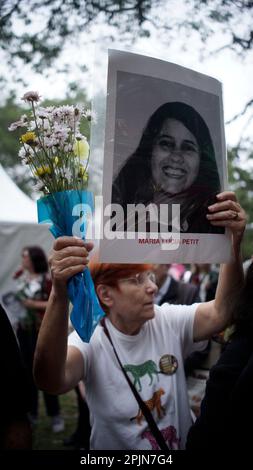 Verwandte und soziale Aktivisten halten am 2. April 2023 in Sao Paulo, Brasilien, einen stummen marsch zum Gedenken an die Opfer der staatlichen Gewalt während der brasilianischen Diktatur 1964. Kredit: Cris Faga/Alamy Live News Stockfoto