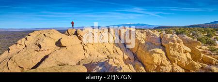 Frau auf Sandsteinformationen am El Malpais National Monument, New Mexico. Stockfoto