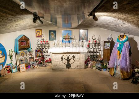 Saintes-Maries-de-la-Mer, Frankreich - 4. März 2023: Blick auf die Krypta und den Altar in der Kirche der Heiligen Maries de la Mer Stockfoto