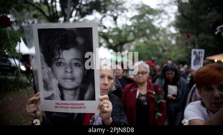 Verwandte und soziale Aktivisten halten am 2. April 2023 in Sao Paulo, Brasilien, einen stummen marsch zum Gedenken an die Opfer der staatlichen Gewalt während der brasilianischen Diktatur 1964. Kredit: Cris Faga/Alamy Live News Stockfoto