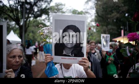 Verwandte und soziale Aktivisten halten am 2. April 2023 in Sao Paulo, Brasilien, einen stummen marsch zum Gedenken an die Opfer der staatlichen Gewalt während der brasilianischen Diktatur 1964. Kredit: Cris Faga/Alamy Live News Stockfoto