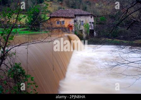 Bengolea alte Eisenwerke am Fluss Lea. Vizcaya. Baskenland. Spanien Stockfoto