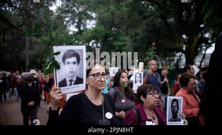 Verwandte und soziale Aktivisten halten am 2. April 2023 in Sao Paulo, Brasilien, einen stummen marsch zum Gedenken an die Opfer der staatlichen Gewalt während der brasilianischen Diktatur 1964. Kredit: Cris Faga/Alamy Live News Stockfoto