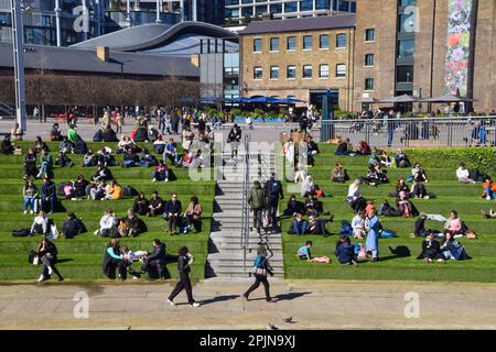 London, Großbritannien. 3. April 2023 Die Menschen genießen den Sonnenschein auf dem künstlichen Gras am Granary Square in King's Cross, wenn das Frühlingswetter in der Hauptstadt eintrifft. Kredit: Vuk Valcic/Alamy Live News Stockfoto