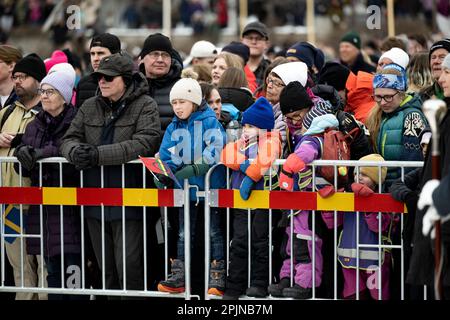 Ostersund, Schweden. 03. April 2023. Die Menschenmassen, als der schwedische König Carl XVI Gustaf und Königin Silvia am 3. April 2023 Ostersund in Jamtland County besuchen, um das 50. Jubiläum des Königs auf dem Thron zu feiern. Foto: Pontus Lundahl/TT/kod 10050 Kredit: TT News Agency/Alamy Live News Stockfoto