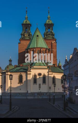 Gniezno Kathedrale - Lech-Hügel, Blick am Morgen Stockfoto