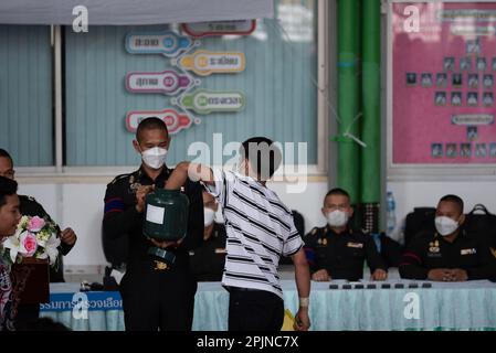 Bangkok, Thailand. 02. April 2023. Ein junger Mann mit farbigem Papier zog sich während einer Wehrpflicht aus einem Plastikeimer, in der Wat Phai Tan Schule, Bangkok, am 2. April 2023. (Foto: Teera Noisakran/Pacific Press/Sipa USA) Guthaben: SIPA USA/Alamy Live News Stockfoto