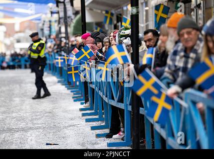 Ostersund, Schweden. 03. April 2023. Die Menschenmassen, als der schwedische König Carl XVI Gustaf und Königin Silvia am 3. April 2023 Ostersund in Jamtland County besuchen, um das 50. Jubiläum des Königs auf dem Thron zu feiern. Foto: Pontus Lundahl/TT/kod 10050 Kredit: TT News Agency/Alamy Live News Stockfoto