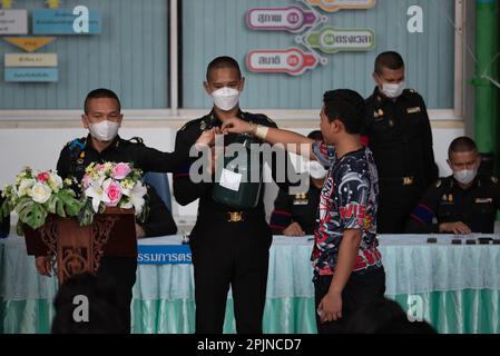 Bangkok, Thailand. 02. April 2023. Ein junger Mann mit farbigem Papier zog sich während einer Wehrpflicht aus einem Plastikeimer, in der Wat Phai Tan Schule, Bangkok, am 2. April 2023. (Foto: Teera Noisakran/Pacific Press/Sipa USA) Guthaben: SIPA USA/Alamy Live News Stockfoto