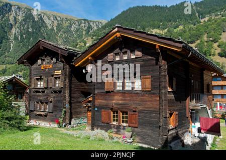 Typisches Schweizer Chalet mit Sonnenuhr, Blatten in der Nähe von Naters, Wallis, Schweiz Stockfoto