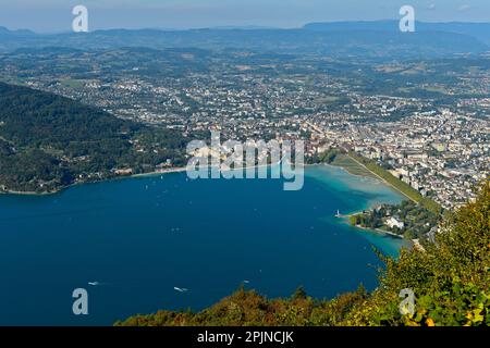 Blick vom Mont Veyrier über den Lake Annecy, Lac d'Annecy und die Stadt Annecy, Haute-Savoie, Frankreich Stockfoto