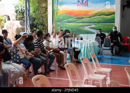 Bangkok, Thailand. 02. April 2023. Die Familie eines thailändischen Mannes wurde am 2. April 2023 in der Wat Phai Tan School in Bangkok von einer Wehrpflicht unterstützt. (Foto: Teera Noisakran/Pacific Press/Sipa USA) Guthaben: SIPA USA/Alamy Live News Stockfoto