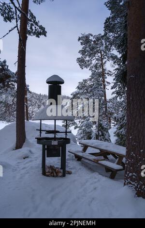 Lagerfeuer in Katajajarvi im Winter. Repovesi-Nationalpark, Kouvola, Finnland. Stockfoto
