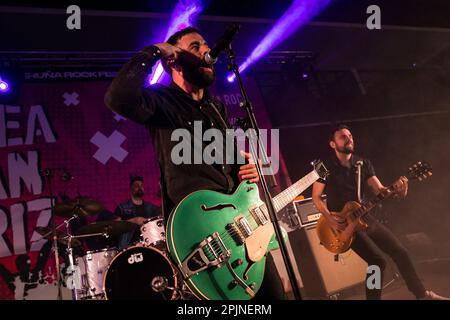 Javier Janices, Sänger und Gitarrist von „Cobardes“, singt während der Präsentation der Band von Navarre am Iruña Rock 2023. Fünfte Auflage von Iruña Rock 2023. An diesem zweiten Tag des Musikfestivals von Pamplona war das Rap-Genre der Hauptakteur der Nacht. Die Band The Eidechsen öffnete den Tag um 4:00 Uhr auf der Hauptbühne der Navarra Arena, gefolgt von den Gruppen Huntza, Sons of Aguirre & Scila, Lagrimas de Sangre, Ciudad Jara, NATOs y Waor, Jarfaiter und Kaos Urbano. Auf der alternativen Bühne standen Cobardes, Lilo, Javi Robles und MDR Madurga. (Foto: Nacho Boullosa/SOPA Images/Sipa Stockfoto