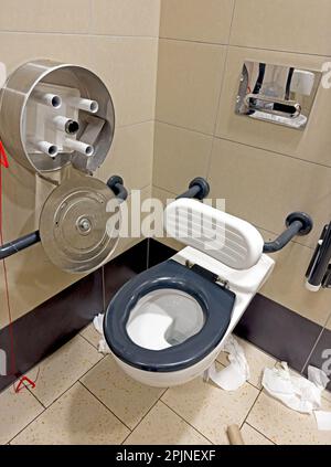 Behindertengerechte Toilette in einem Schlamassel, nicht überprüft oder regelmäßig gereinigt, Großbritannien Stockfoto