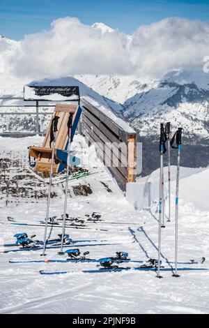 Skier und Umfragen, die vom Aussichtspunkt in Richtung Mont Blanc zurückgelassen wurden Stockfoto