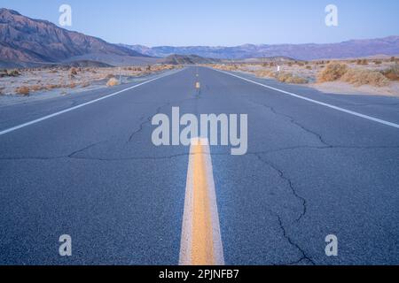 Offener Abschnitt der Wüstenautobahn Stockfoto