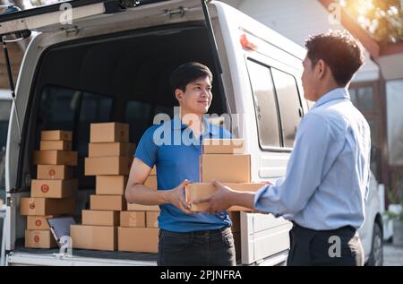 Hauslieferservice und Arbeitsservice. Mann Kunde erhält ein Paket aus Pappkartons vom Zustelldienst-Kurier. Lieferlogistik Stockfoto
