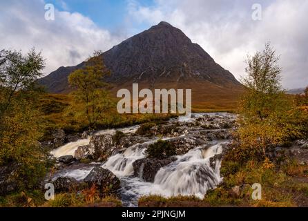 Buachaille Etive Mòr, Glen Coe, Berg in Schottland, von Coupall Falls, Glen Etive Stockfoto