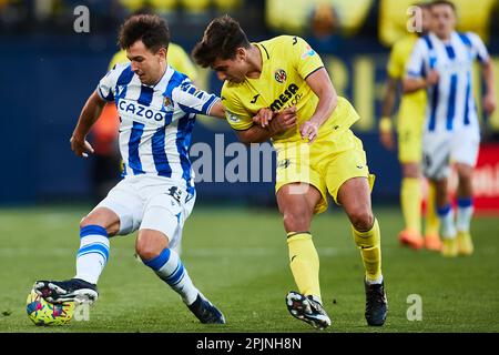 Takefusa Kubo (Real Sociedad, Nr. 14) und Ramon Terrats (Villarreal CF, Nr. 39) in Aktion während des Spiels LaLiga Santander zwischen Villarreal CF und Real S. Stockfoto