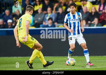 Takefusa Kubo (Real Sociedad, Nr. 14) und Juan Marcos Foyth (Villarreal CF, Nr. 8) in Aktion während des Spiels LaLiga Santander zwischen Villarreal CF und Rea Stockfoto