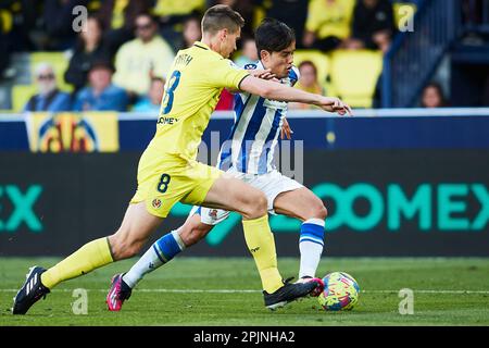 Takefusa Kubo (Real Sociedad, Nr. 14) und Juan Marcos Foyth (Villarreal CF, Nr. 8) in Aktion während des Spiels LaLiga Santander zwischen Villarreal CF und Rea Stockfoto
