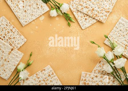 Matzah-Pessacher-Fest-Konzept. Traditionelles jüdisches Brot auf sandfarbenem, altem Wandhintergrund. Essen im Pessar. Jüdischer Feiertag in Pesach in Passov Stockfoto