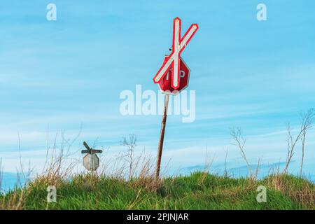 St. Andrew's Cross und Stoppschild am Bahnübergang auf Landseite Stockfoto