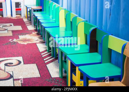 Leere Stühle im Kindergarten leer, Feiertagsabschluss Stockfoto