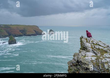 An einem stürmischen Frühlingstag von der Boscastle Lookout Station nach Westen. Stockfoto