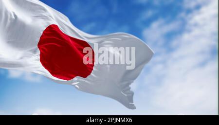 Japanische Nationalflagge, die an klaren Tagen im Wind wehte. Rote Scheibe auf weißem Feld. Japan ist ein Inselland in Ostasien. Rendern der 3D-Darstellung. Schlitz Stockfoto