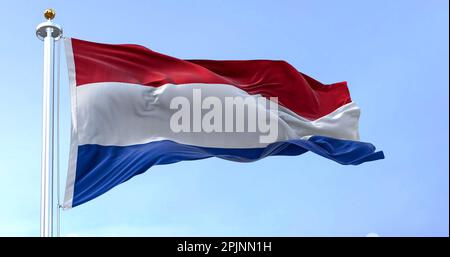 Die Nationalflagge der Niederlande winkt an einem sonnigen Tag im Wind. Flagge mit roten, weißen und blauen Streifen. Europäisches Land. 3D Zeichnungsreihe Stockfoto