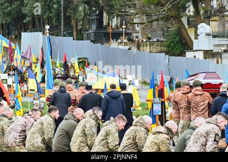 3. April 2023, Lemberg, Region Lemberg, Ukraine: Ukrainische Soldaten tragen den Sarg mit der Leiche von Lubomyr Seniv ins Grab. Trauerfeier von Lubomyr Seniv inmitten der russischen Invasion der Ukraine in der Kirche St. Peter und Paul Garrison in Lemberg, Westukraine. Lubomyr war ein ukrainischer Soldat, der am 27. März 2023 im Kampf mit russischen Truppen getötet wurde. (Kreditbild: © Adrien Fillon/ZUMA Press Wire) NUR REDAKTIONELLE VERWENDUNG! Nicht für den kommerziellen GEBRAUCH! Stockfoto