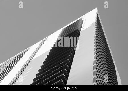 Fassadendetails in Schwarz und Weiß. Wood Wharf, London, Vereinigtes Königreich. Architekt: Stanton Williams, 2021. Stockfoto