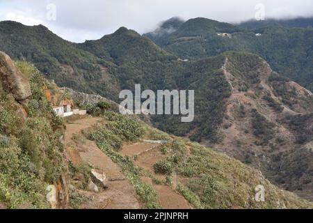 Höhlenhäuser in den Anaga-Bergen, Chinamada-Siedlung im Nordosten der Kanarischen Inseln von Teneriffa Spanien. Stockfoto