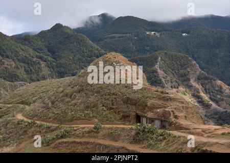 Höhlenhäuser in den Anaga-Bergen, Chinamada-Siedlung im Nordosten der Kanarischen Inseln von Teneriffa Spanien. Stockfoto