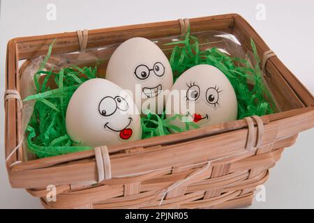 Frohe ostereier im Korb Stockfoto