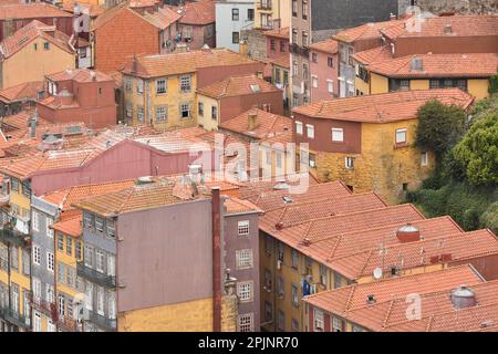 Farbenfrohe Häuser in einem alten Viertel in Porto Portugal. Stockfoto