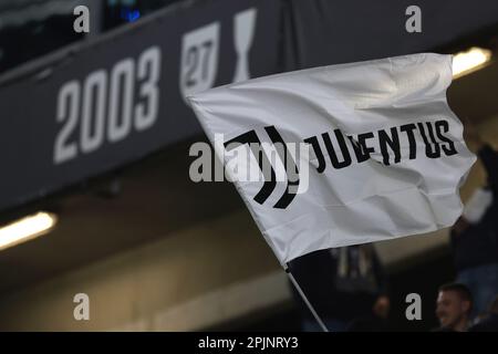 Turin, Italien, 1. April 2023. Die Fans winken eine Flagge mit der Marke Juventus, bevor sie im Allianz Stadium in Turin in das Spiel der Serie A starten. Der Bildausdruck sollte lauten: Jonathan Moscrop/Sportimage Stockfoto