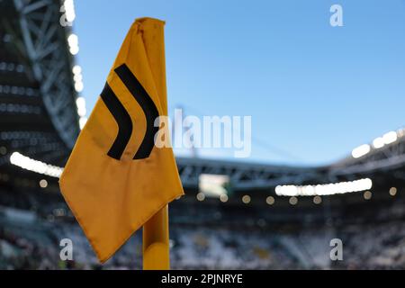 Turin, Italien, 1. April 2023. Vor dem Start des Spiels der Serie A im Allianz-Stadion in Turin wird eine Eckflagge mit dem Brandzeichen Juventus abgebildet. Der Bildausdruck sollte lauten: Jonathan Moscrop/Sportimage Stockfoto